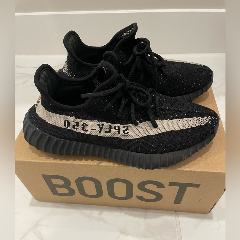 Yeezy Boost 350v2 in Black/White size 6.5